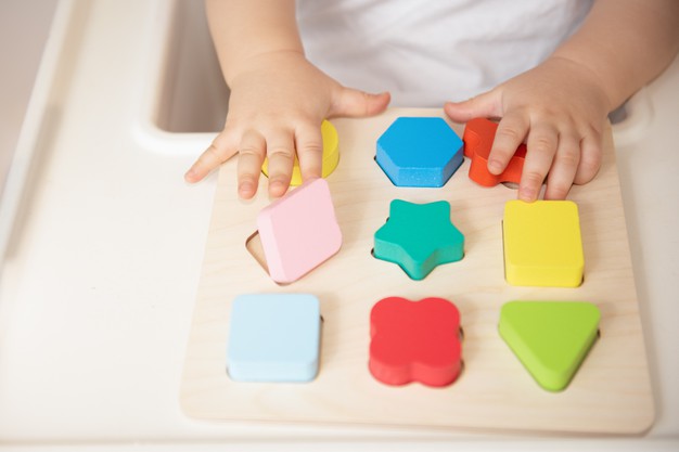 Quels jouets ou matériel Montessori choisir pour son enfant de 0 à 3 ans&nbsp;?